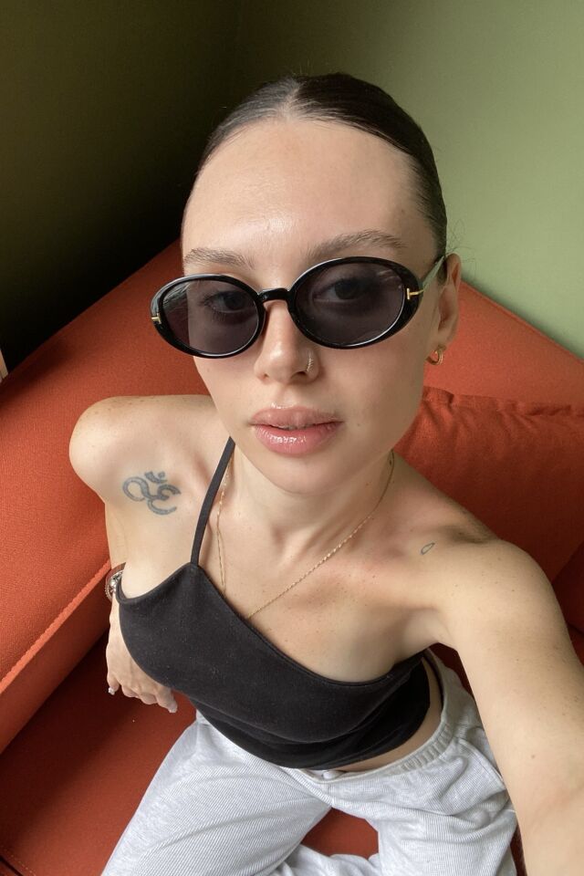 Ovelle Kadın Siyah Oval Güneş Gözlüğü – Aksesuar Detaylı Modern Tasarım UV400